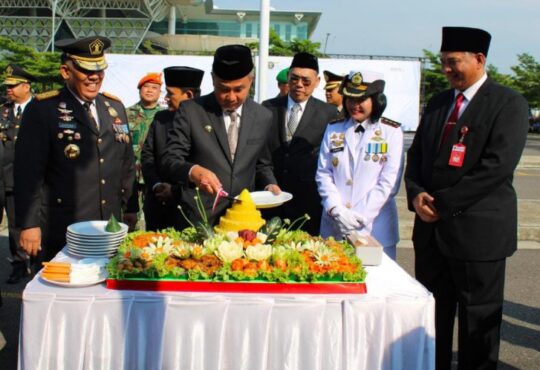 Upacara peringatan Hari Bhakti Imigrasi ke-74 diselenggarakan secara terpusat oleh Kantor Wilayah Kementerian Hukum dan HAM Jawa Barat dan ditutup dengan syukuran berupa pemotongan tumpeng.