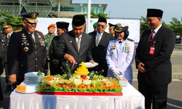 Upacara peringatan Hari Bhakti Imigrasi ke-74 diselenggarakan secara terpusat oleh Kantor Wilayah Kementerian Hukum dan HAM Jawa Barat dan ditutup dengan syukuran berupa pemotongan tumpeng.