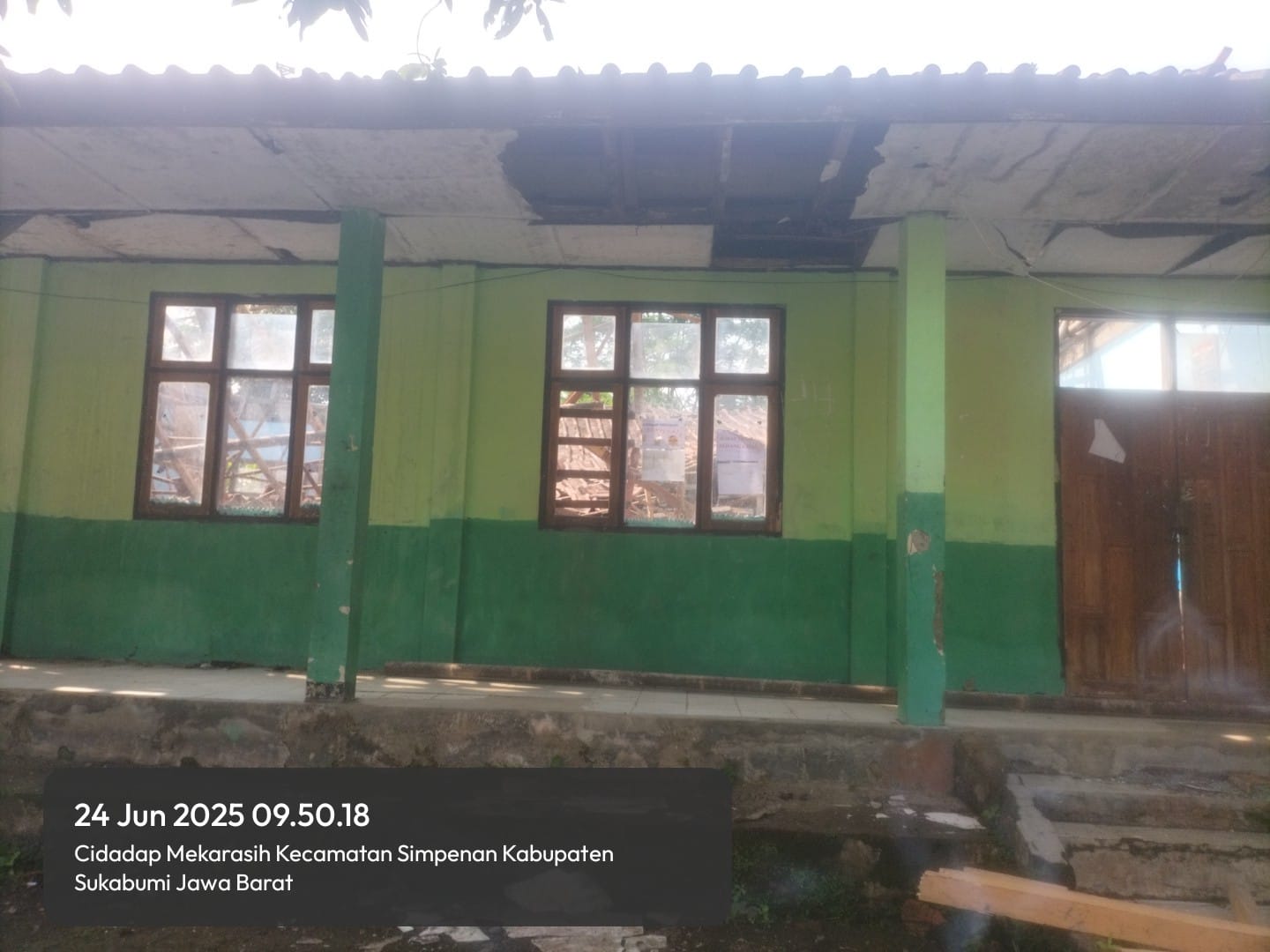 Satu Ruang Kelas SMPN 4 Simpenan Ambruk, Hj Eva Minta Dinas Segera Memperbaikinya