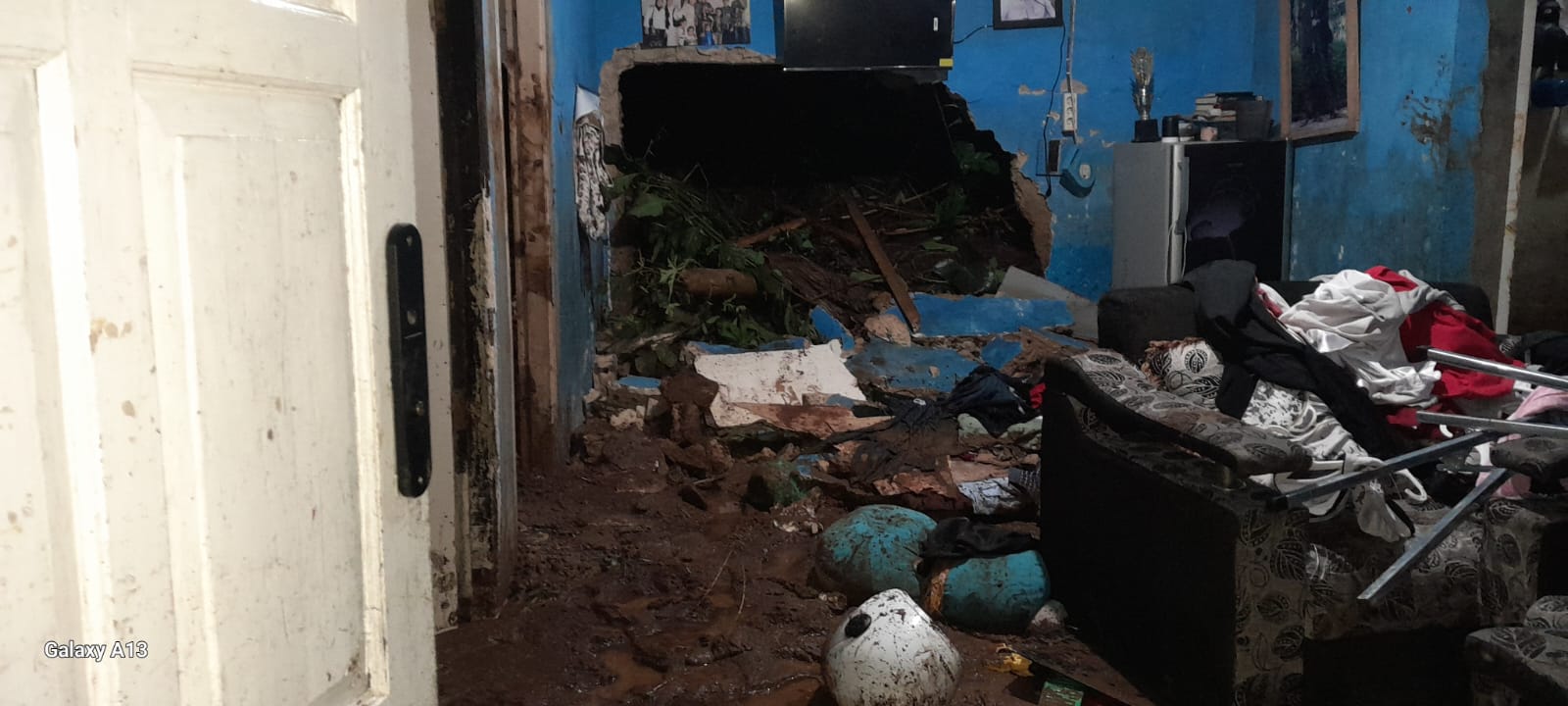 Diguyur Hujan Deras, Longsor Terjadi di Desa Bojonggenteng Sukabumi dan Menewaskan Seorang Remaja