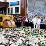 Disaksikan KDM, Polda Jabar Musnahkan Berbagai Barang Bukti