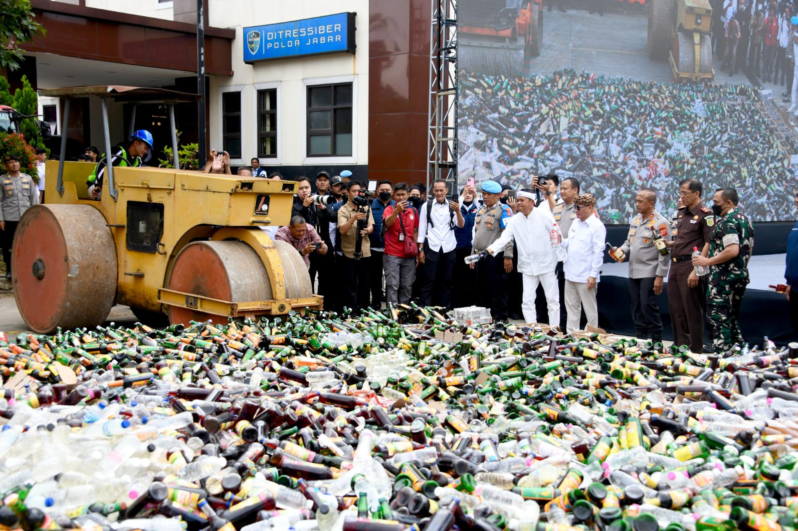 Disaksikan KDM, Polda Jabar Musnahkan Berbagai Barang Bukti