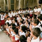 Menolak Menyerah pada Keterbatasan, Geng Waras Bagikan Alat Tulis Bagi Siswa di Pelosok NTT