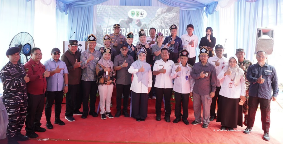 Ada “Rupiah” di Balik Sampah Plastik: Langkah Baru Masyarakat Pulau Derawan Jaga Kelestarian Laut