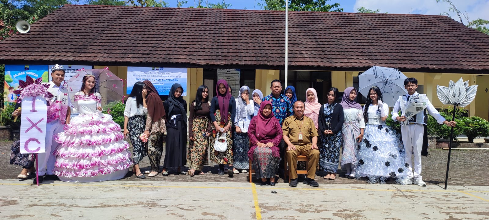 Kemeriahan Acara AKSI dan Milad SMPN 4 Jampangtengah serta Mieling Poe Bahasa Indung, Kasi Kesiswaan SMP Disdik Kabupaten Sukabumi Merasa Kagum