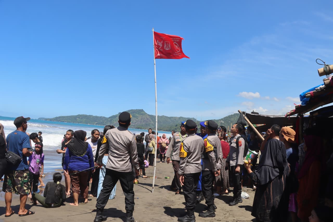 Pantai Karanghawu Dipadati Pengunjung, Kapolda Jabar Pesan Begini