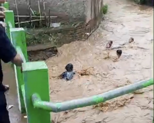 Banjir Bandung Selatan, Enam Orang Hanyut