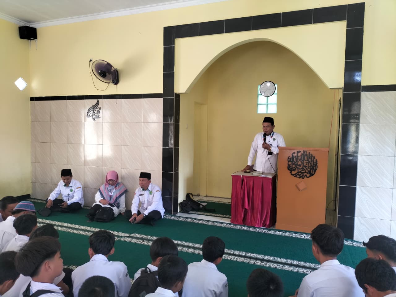 Program Bersinergi Keagamaan SMPN 4 Jampangtengah Dibantu Pihak KUA Kecamatan