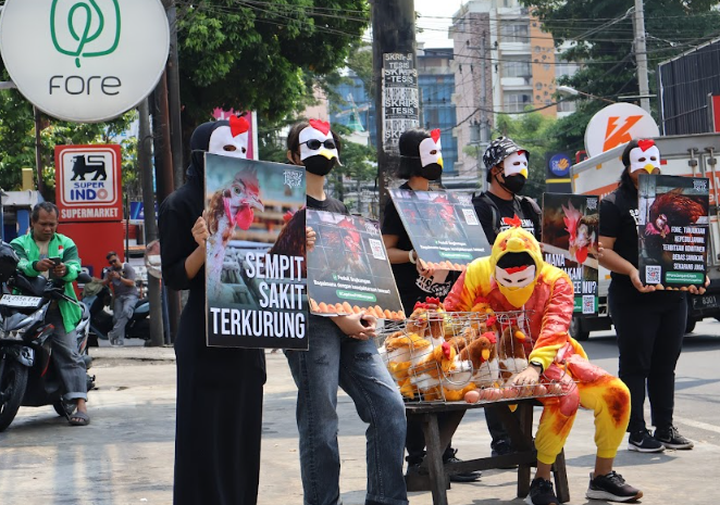 “Fore, Jangan Diam”: Aktivis Desak Komitmen Cage-Free di Tengah Tekanan Publik