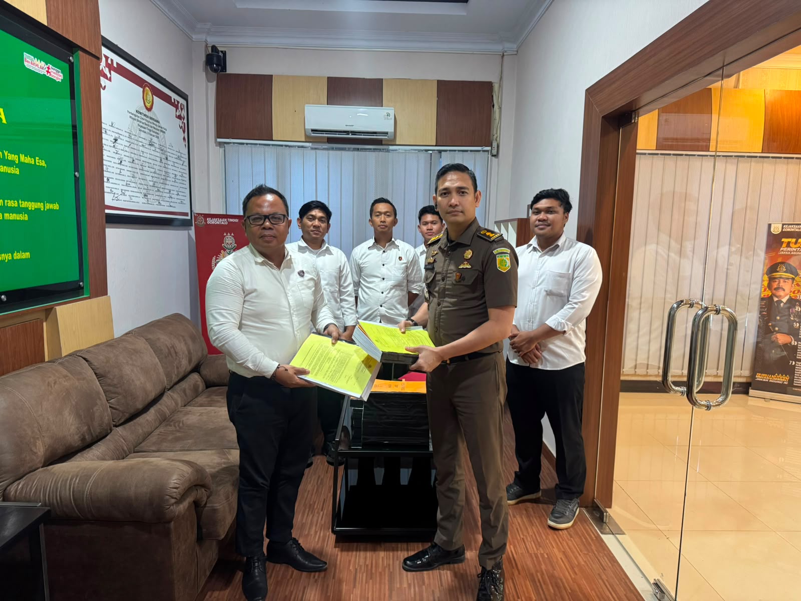 Polda Gorontalo Serahkan Berkas Perkara Tindak Pidana Perbankan BRI Randangan ke Kejaksaan