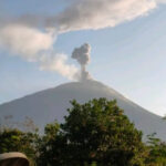 Anak Krakatau Semburkan Abu, Wajib Pakai Masker