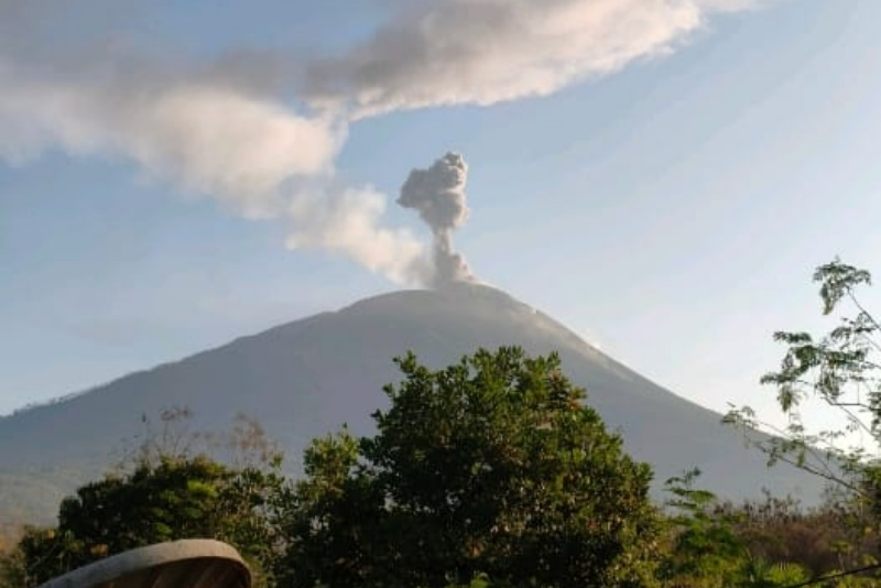 Anak Krakatau Semburkan Abu, Wajib Pakai Masker