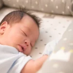 Ketahuilah, Ini Penyebab Bayi Suka Bangun Malam Hari